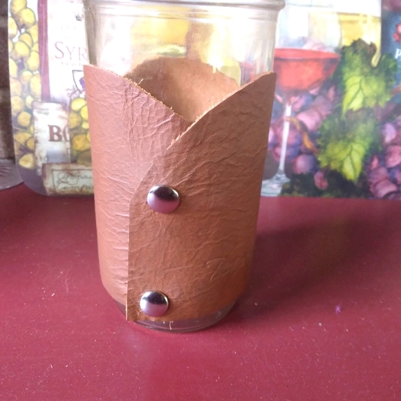 💥 CLOSET CLOSING SALE 💥 Genuine Leather Embroidery Glass/Cup Holder - Picture 2 of 7